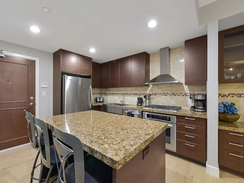 Fully equipped modern kitchen.