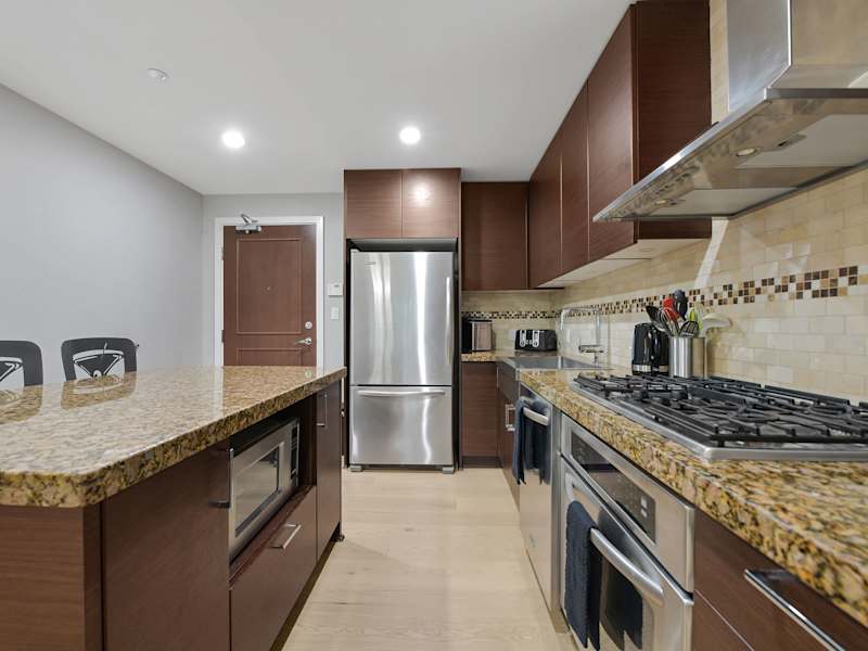 Fully equipped modern kitchen.