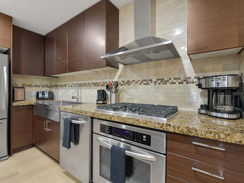 Fully equipped modern kitchen.