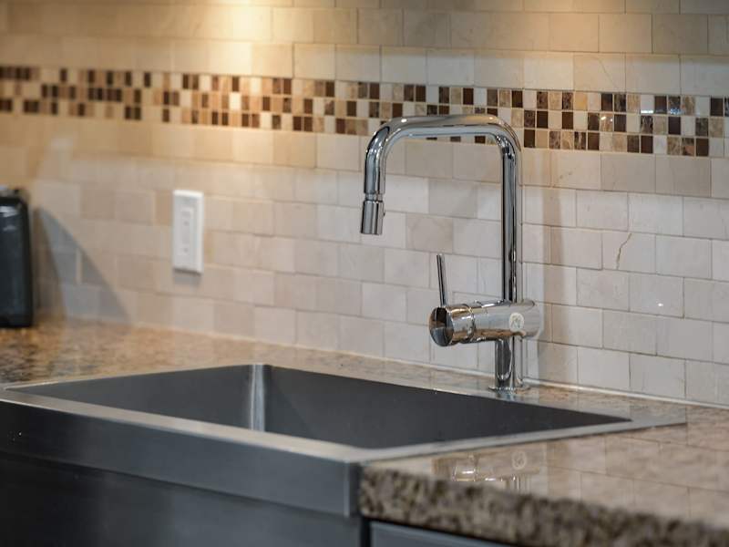 Fully equipped modern kitchen.