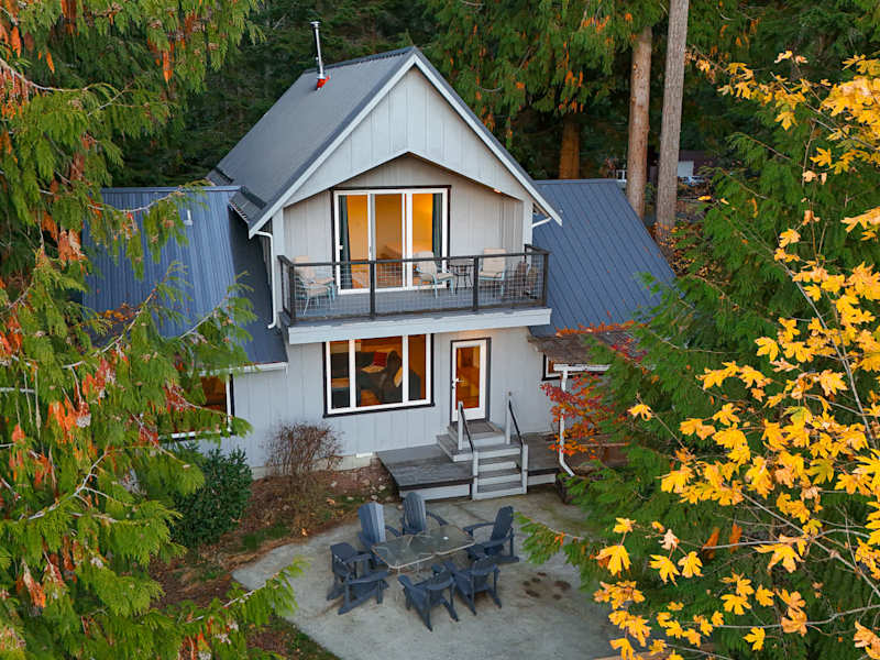 RiverView Chalet |Creekfront Hot Tub & EV Charger, photo 16 of 56