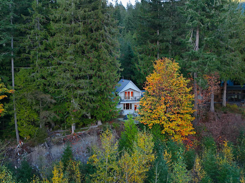 RiverView Chalet |Creekfront Hot Tub & EV Charger, photo 55 of 56