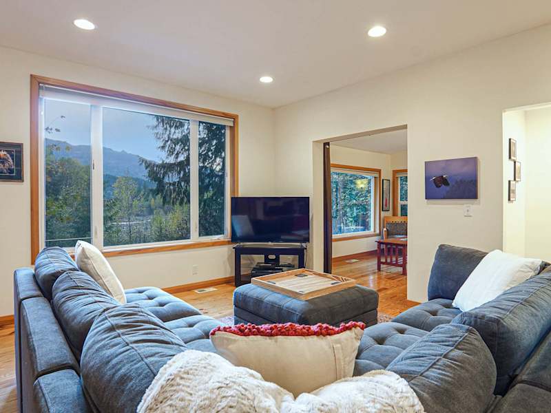 RiverView Chalet |Creekfront Hot Tub & EV Charger, photo 26 of 56