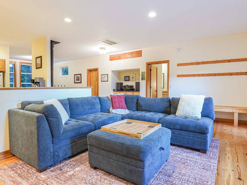 RiverView Chalet |Creekfront Hot Tub & EV Charger, photo 4 of 56