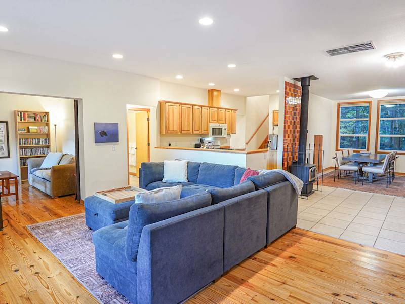 RiverView Chalet |Creekfront Hot Tub & EV Charger, photo 11 of 56