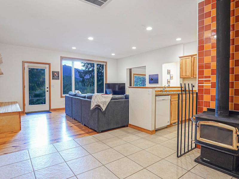 RiverView Chalet |Creekfront Hot Tub & EV Charger, photo 25 of 56