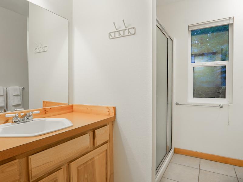 RiverView Chalet |Creekfront Hot Tub & EV Charger, photo 50 of 56
