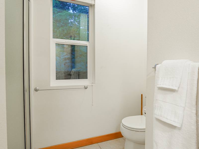 RiverView Chalet |Creekfront Hot Tub & EV Charger, photo 51 of 56