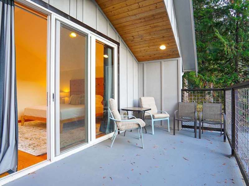 RiverView Chalet |Creekfront Hot Tub & EV Charger, photo 45 of 56