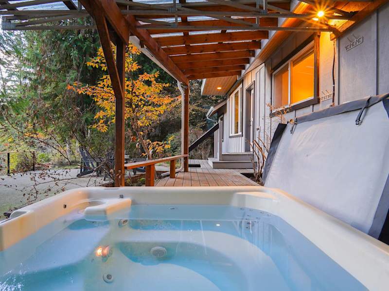 RiverView Chalet |Creekfront Hot Tub & EV Charger, photo 52 of 56