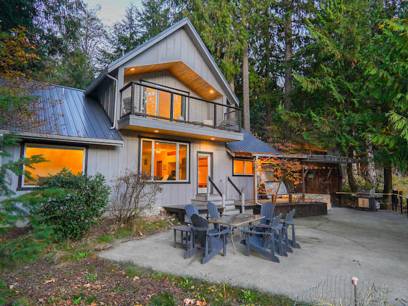 RiverView Chalet |Creekfront Hot Tub & EV Charger, photo 1 of 56