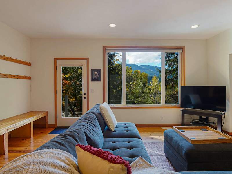 RiverView Chalet |Creekfront Hot Tub & EV Charger, photo 13 of 56