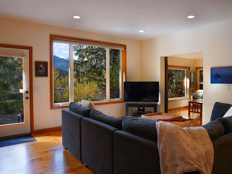 RiverView Chalet |Creekfront Hot Tub & EV Charger, photo 10 of 56