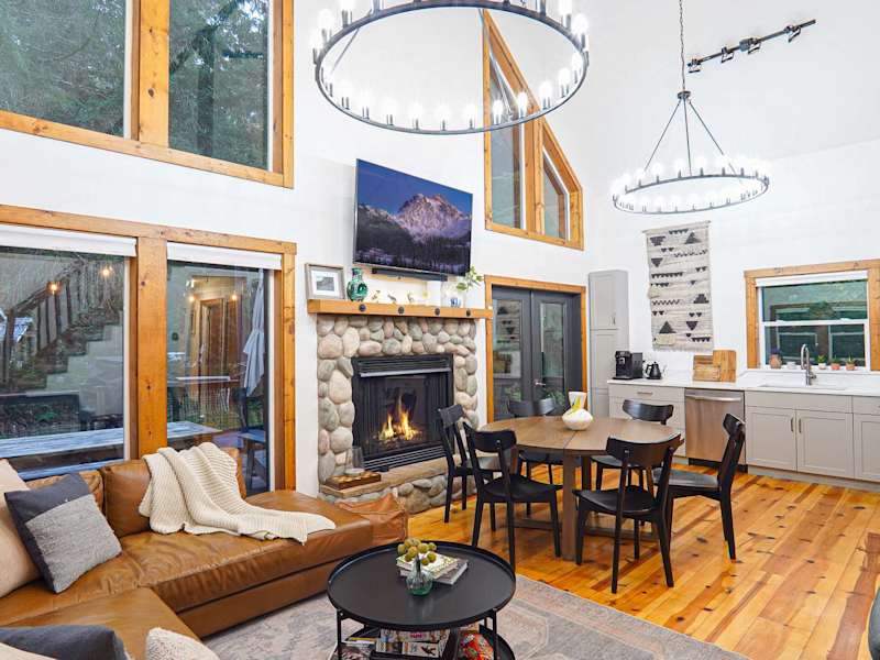 Apres Lodge | Brand new hot tub | Gas fireplace, photo 2 of 34