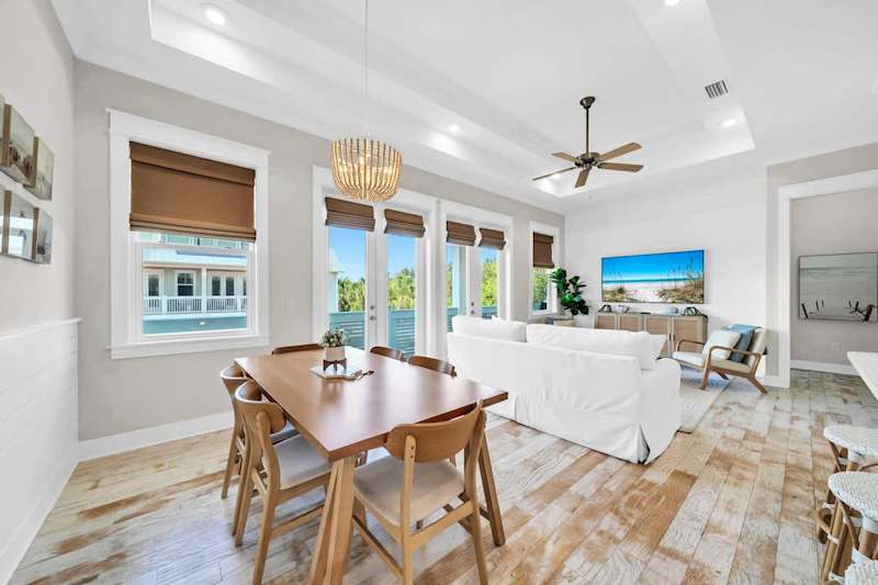 Dining room with 6 seats.