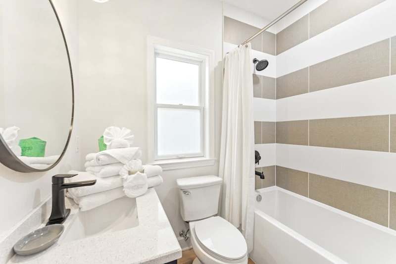 Bunk room ensuite bath.