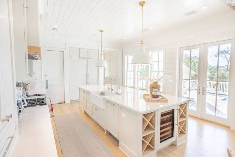 Large kitchen island. Perfect for prepping family meals!
