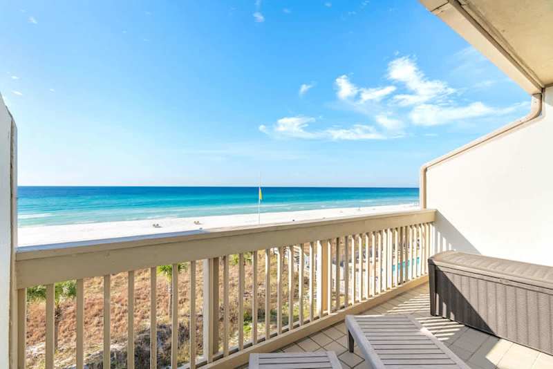 Upstairs balcony has 2 lounge chairs, perfect for sun bathing and enjoying a book!