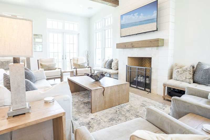 Living room has a smart TV that is perfect for watching movies!