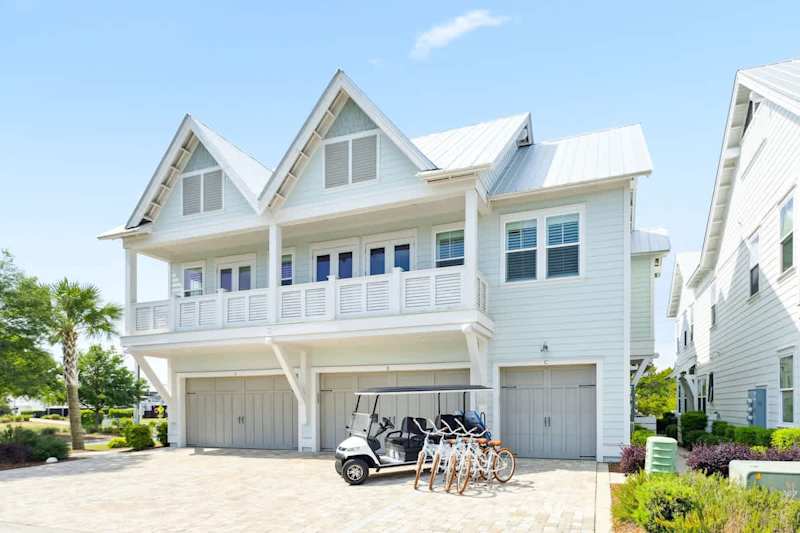 Home comes with a complimentary 6-seater golf cart and 4 adult bikes!