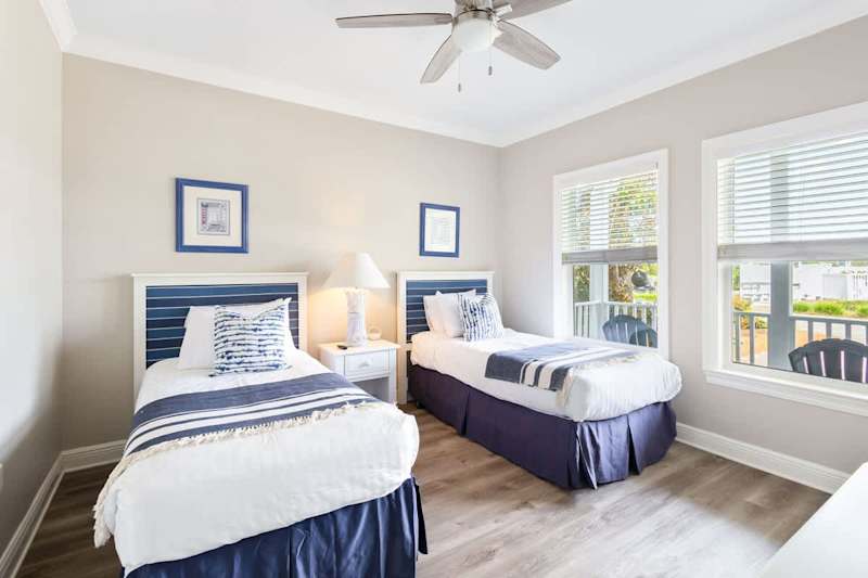 Bedroom #1 feature 2 twin beds, smart tv and ensuite.