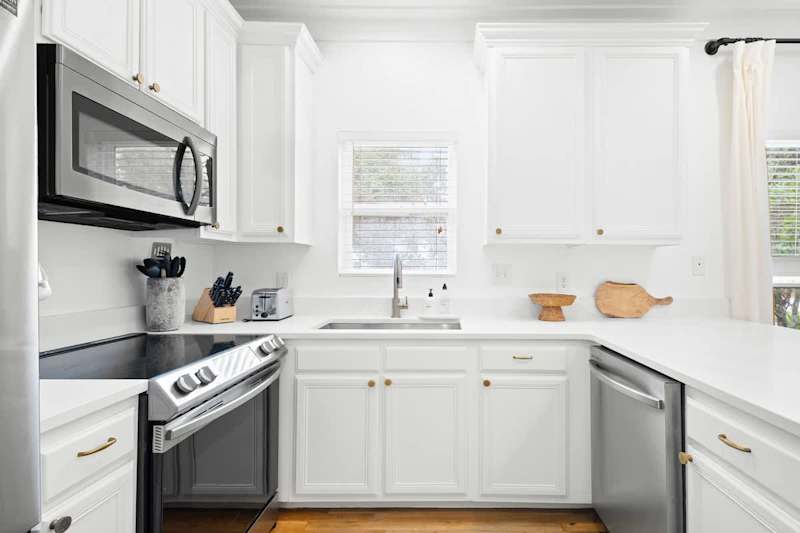 Gourmet kitchen stocked with all the essentials!