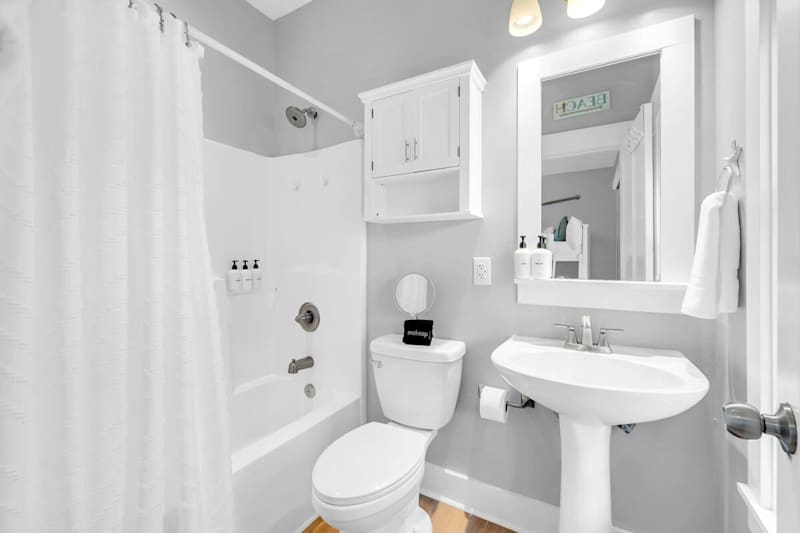 Bathroom features a shower/tub combo.