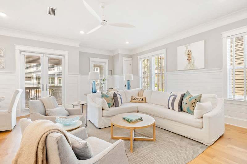 Living room features plenty of seating for all!