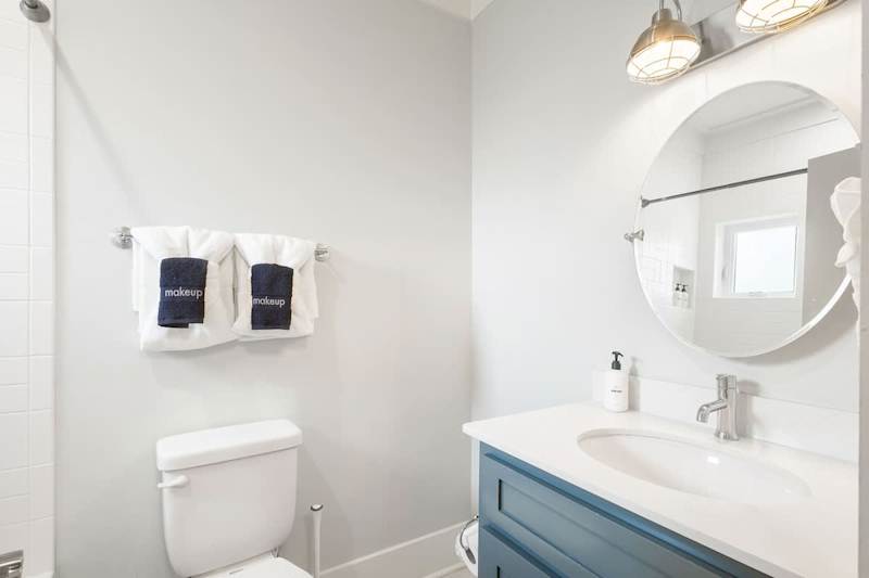 Bathroom features a shower/tub combo
