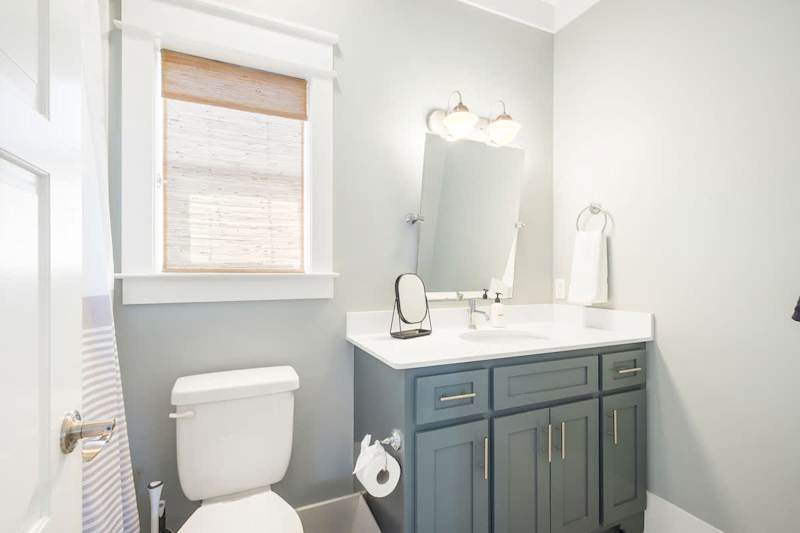 Bathroom features a shower/tub combo.