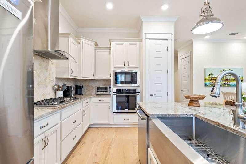 Large gourmet kitchen, perfect for cooking with family!