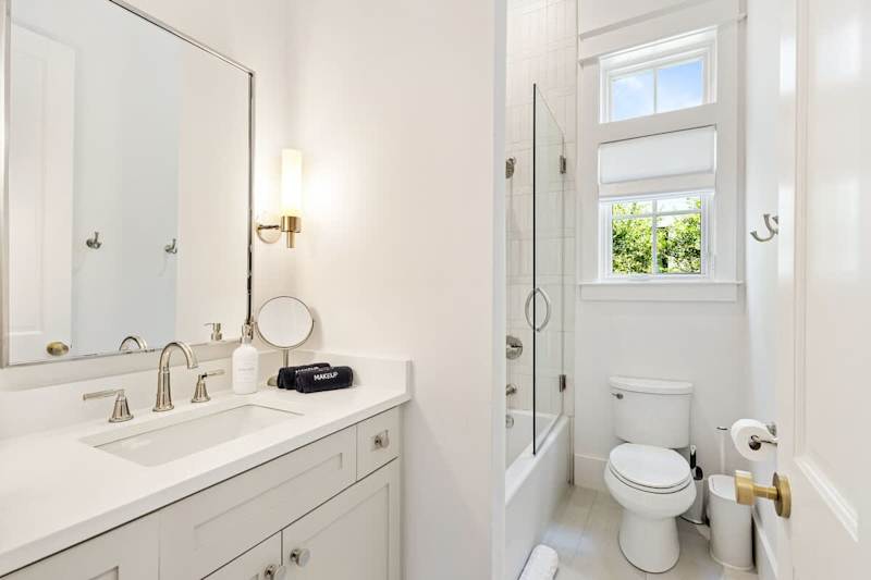Bathroom features a shower/tub combo.