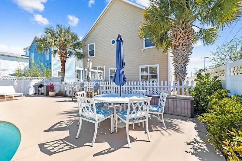 Outdoor dining area featuresmseating for 6.