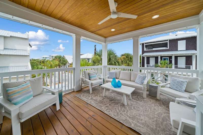 Second floor deck perfect for watching the sunset!