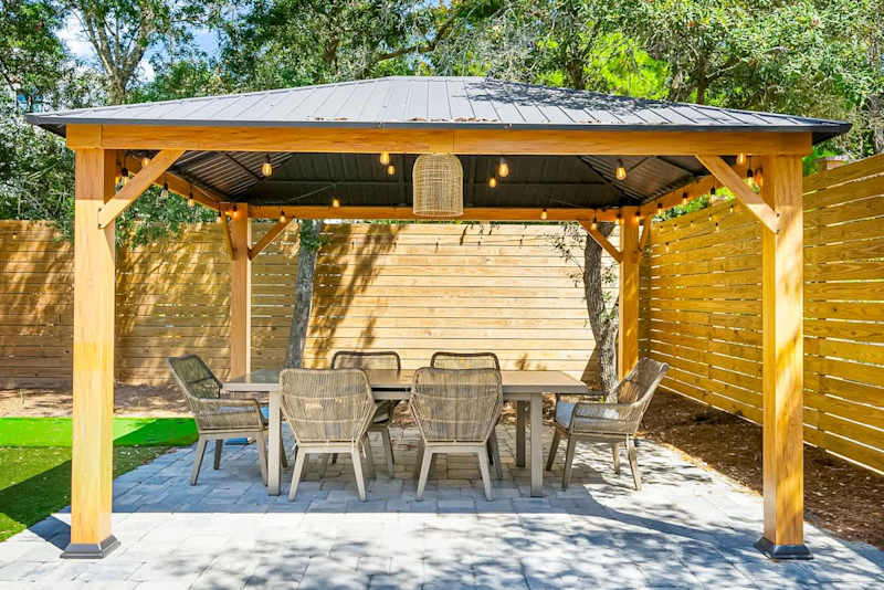 Outdoor dining seating for 6.