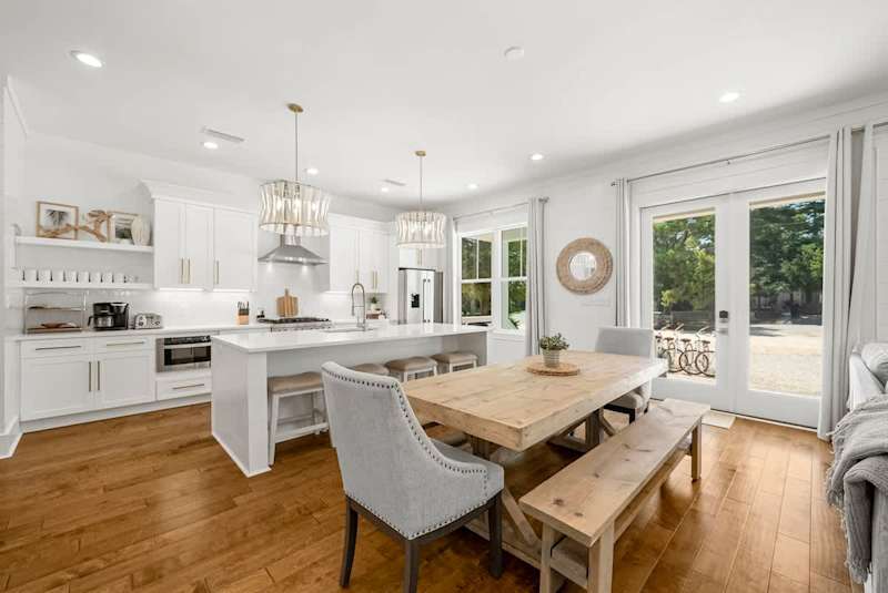 Dining space with seating for 6.