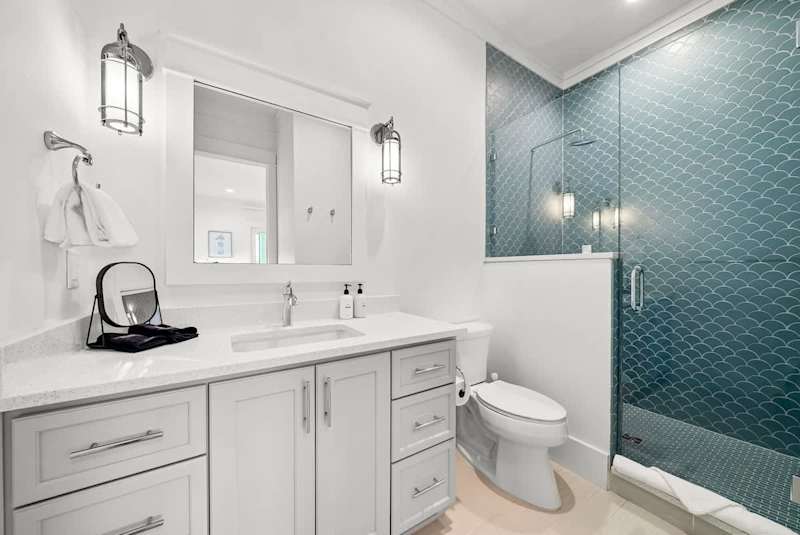 Ensuite features a large walk-in shower.