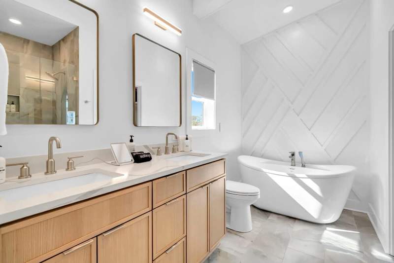 Ensuite features dual annuities, a walk-in shower and soaking tub.