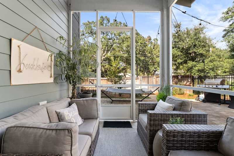 Enjoy the outdoor screened in patio!