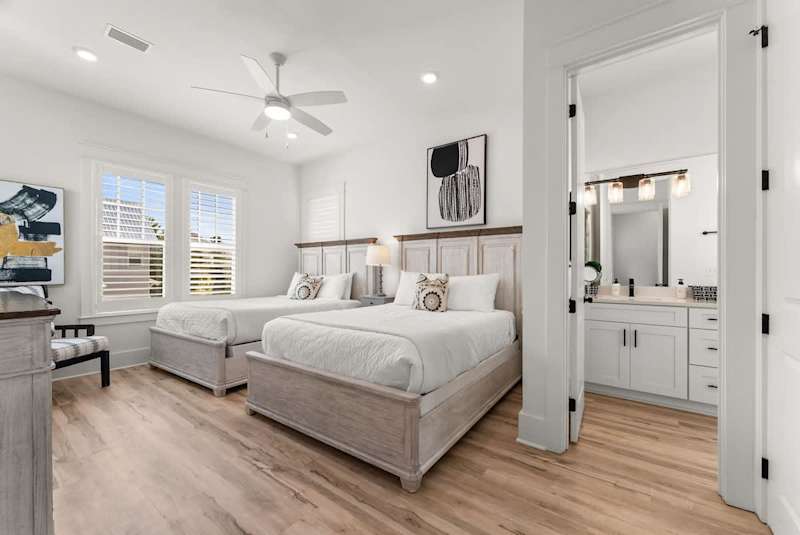 Bedroom #4 features (2) queen beds, with ensuite & smart tv.