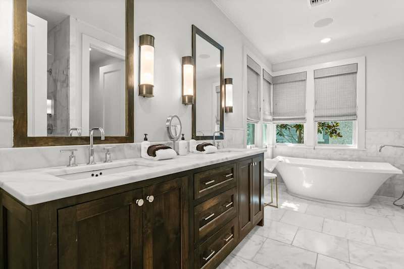 Ensuite features a soaking tub & walk-in shower.