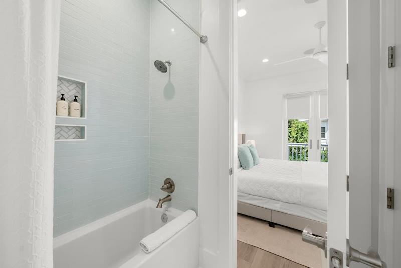 Bathroom features shower/tub combo.