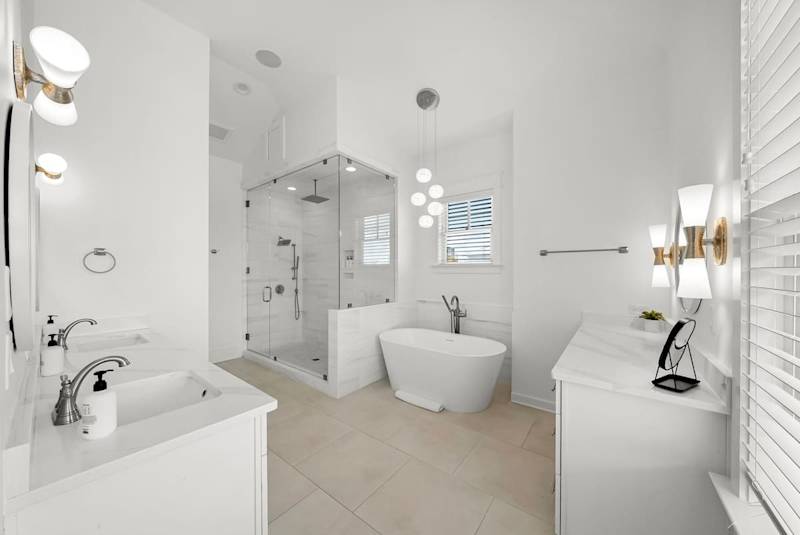 Bathroom features walk-in shower & soaking tub.