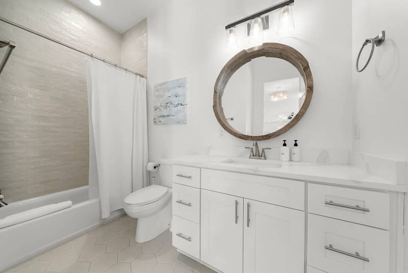 Bathroom feature a shower/tub combo.