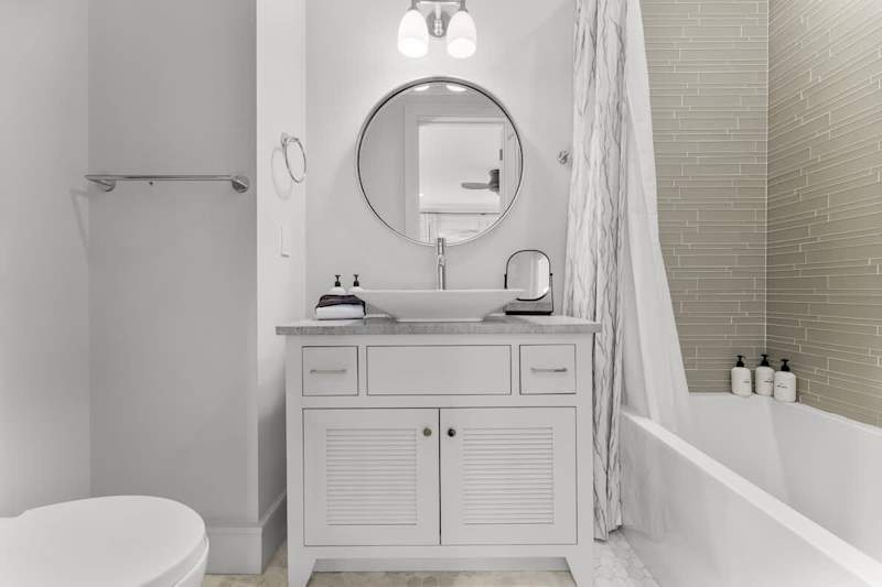 Bathroom features shower/tub combo.