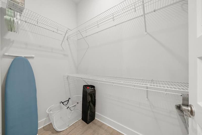 Ensuite walk-in closet
