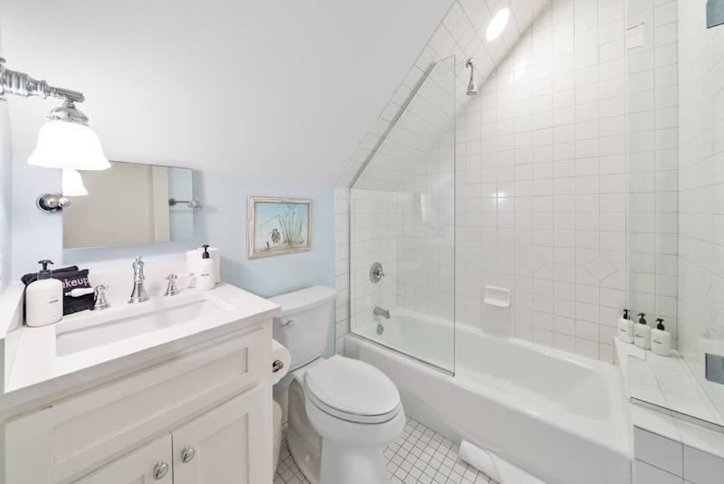 Bathroom features shower/tub combo.