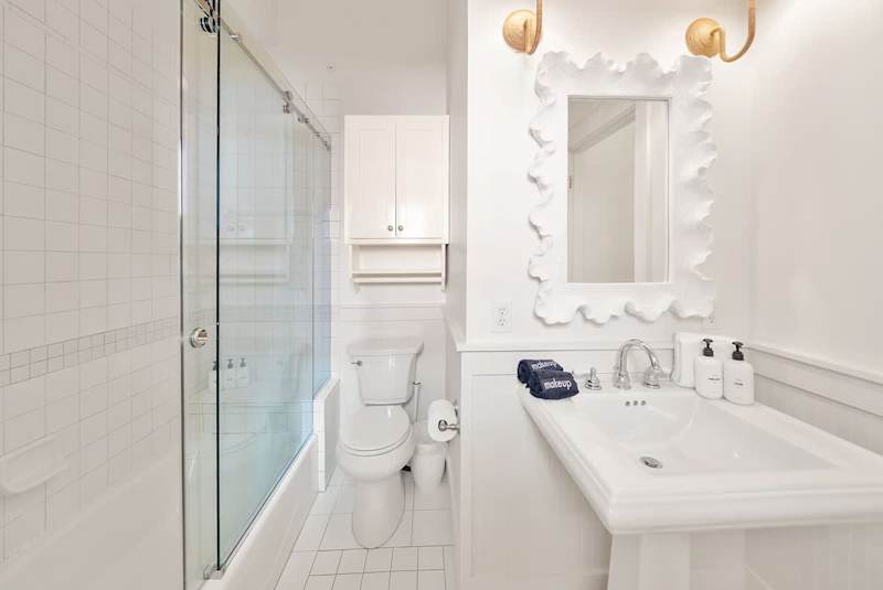 Bathroom features shower/tub combo.