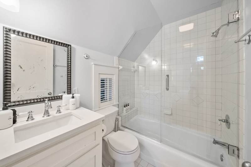 Bathroom features shower/tub combo.