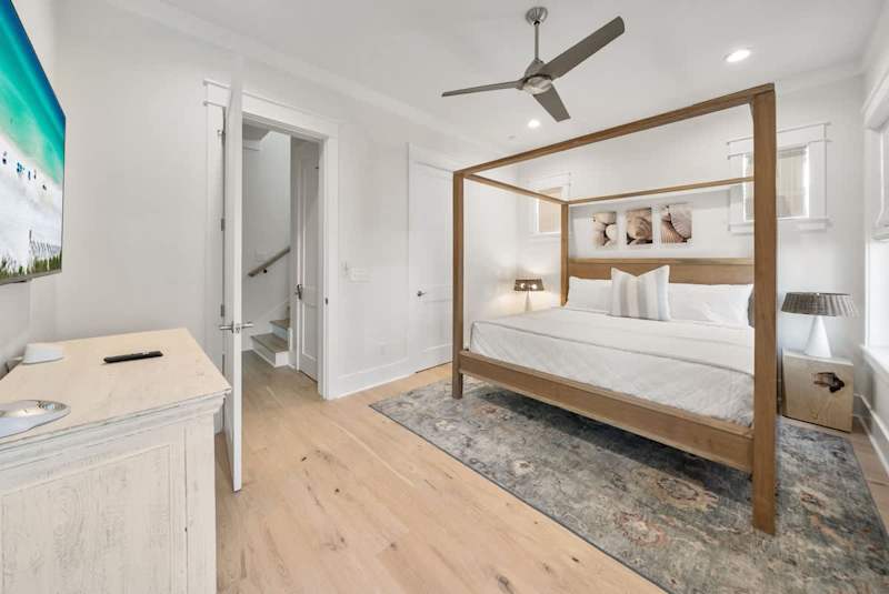 Bedroom #1 king bed with ensuite & smart tv